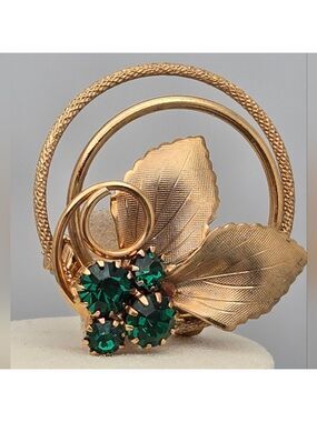 Green Faux Emerald Rhinestones Gold-Tone Vintage Oval Pin 1.25”